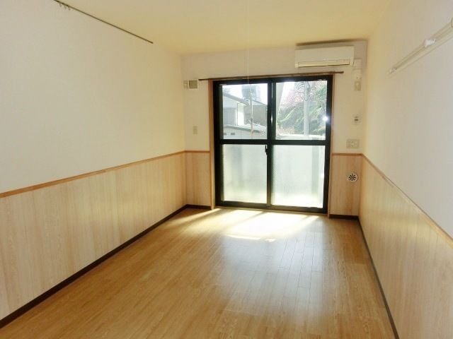 居室・リビング　明るい洋室