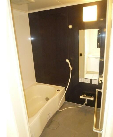 バス・シャワールーム　清潔感のあるバスルームです。