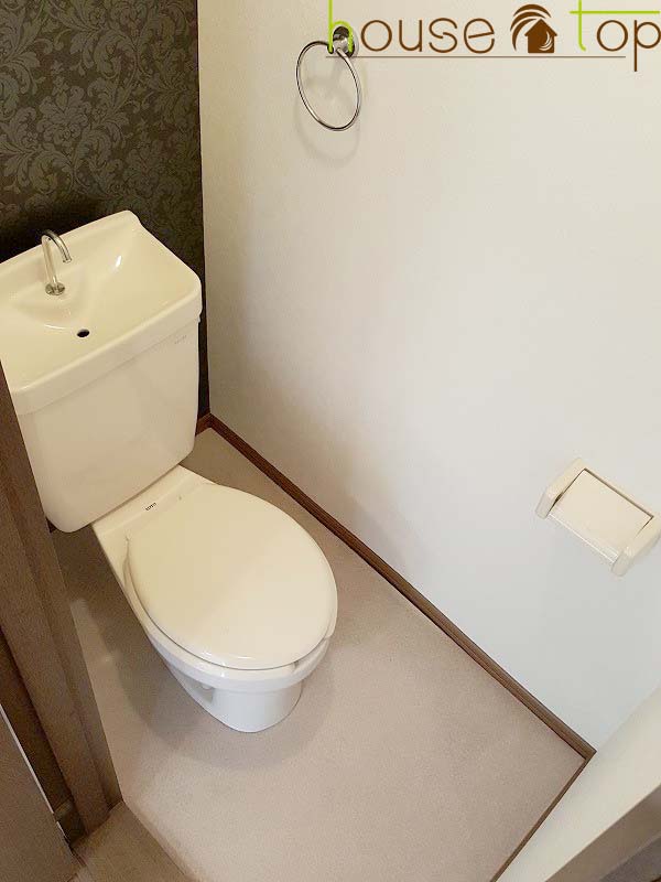 トイレ　トイレにはアクセントクロスもあって大変オシャレですよ♪