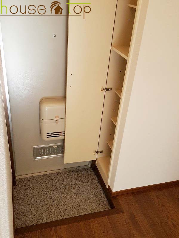 玄関　シューズボックス完備で靴をたくさん収納出来ますよ♪