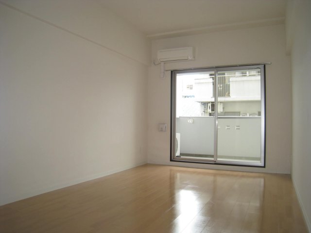 居室・リビング　同物件別号室のものです。