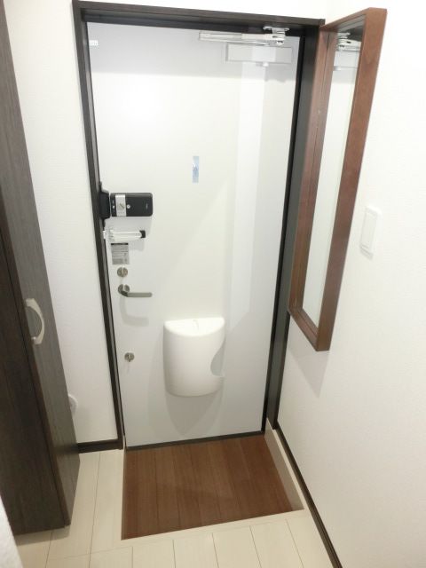 玄関　鏡付きで身だしなみバッチリ