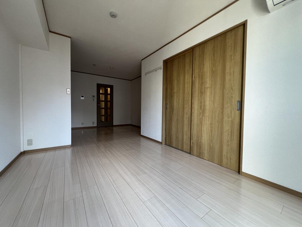 居室・リビング　※別号室の参考写真となります。