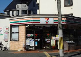 コンビニ　セブンイレブン 大阪瓜破3丁目店（コンビニ）まで295m