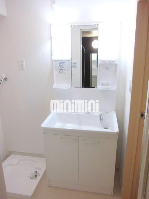 洗面設備　朝には欠かせない洗髪洗面化粧台です。