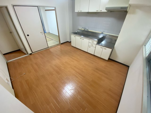 居室・リビング　落ち着いたカラーのフローリングです♪