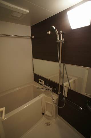 バス・シャワールーム　ゆったりとしたバスルーム