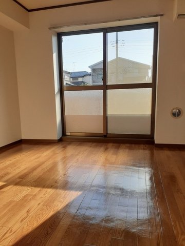 居室・リビング　こちらの居間で趣味の時間をお楽しみください