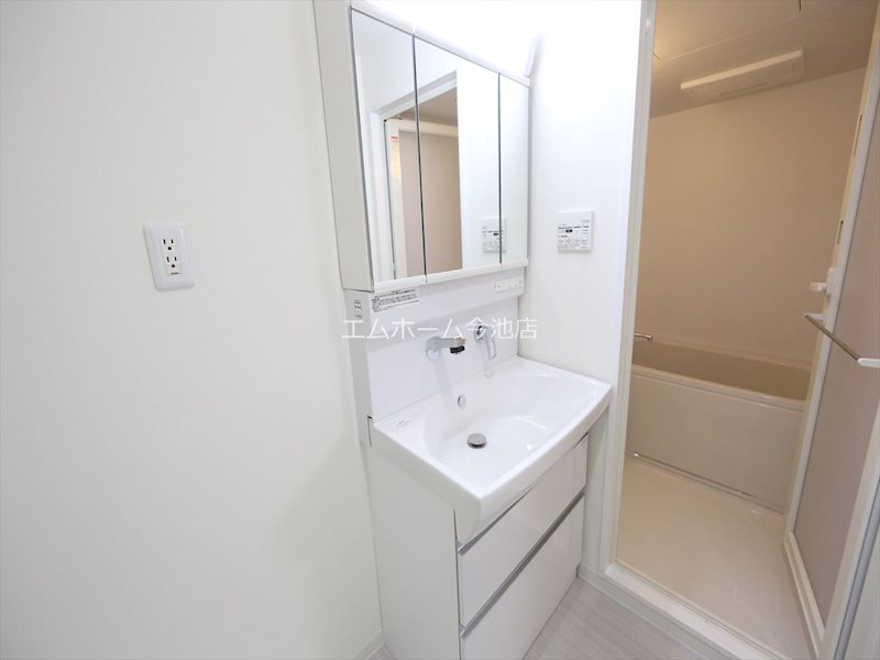 洗面設備　脱衣所　独立洗面台（シャンプードレッサー付）