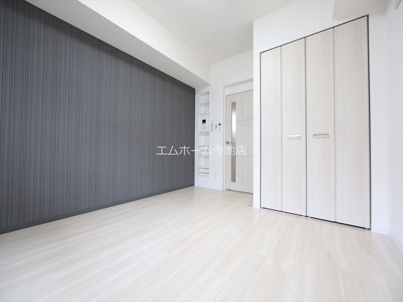 居室・リビング　洋室7.6帖　収納充実　エアコン付　バルコニーに面しています