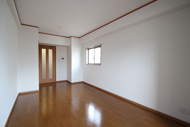 居室・リビング　同物件別号室のものです。