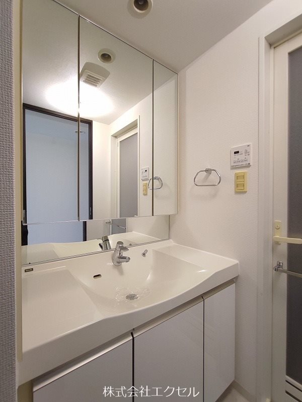 洗面設備　オシャレな独立洗面台です。