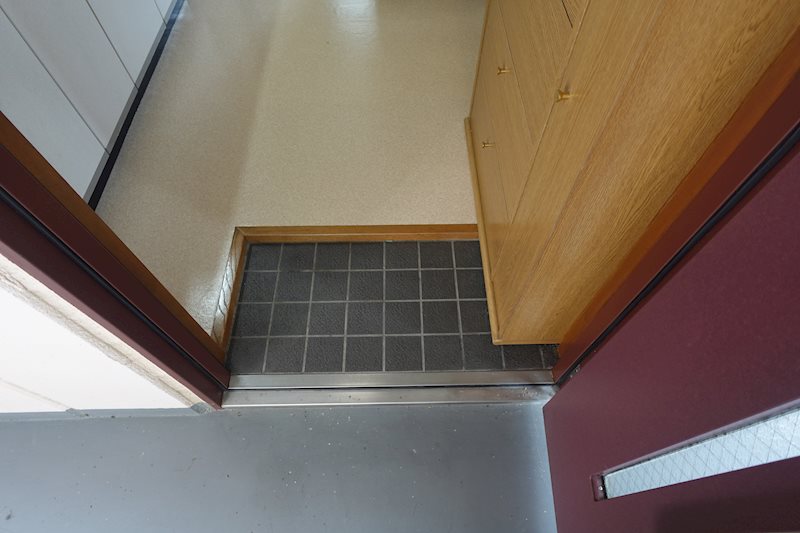 玄関　※写真は別号室です。
