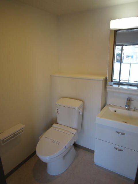 トイレ　温水洗浄便座です