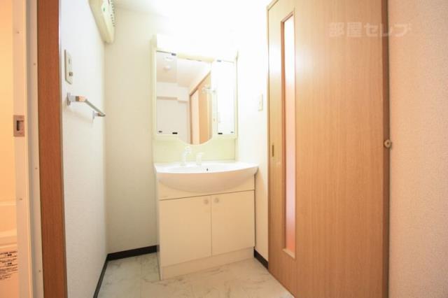 洗面設備　独立洗面台が付いています。