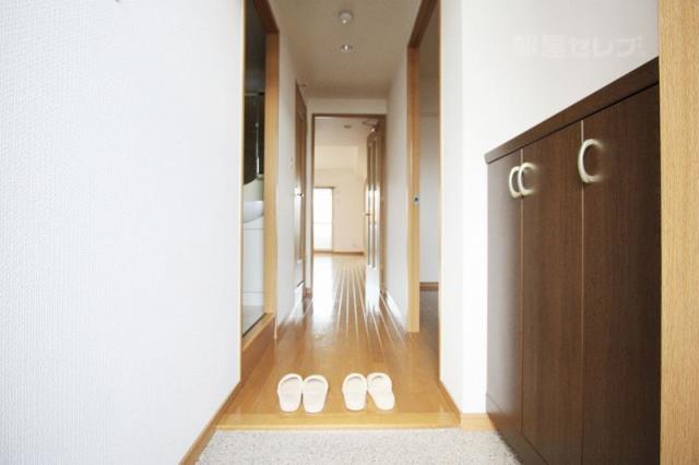 玄関　下駄箱付きの明るい玄関です。