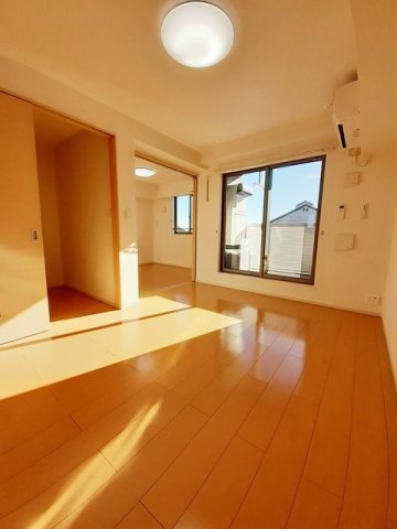 居室・リビング　こちらの居間で趣味の時間をお楽しみください