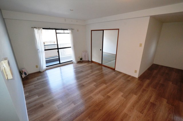 居室・リビング　壁付けキッチンでスペースを有効活用できます！