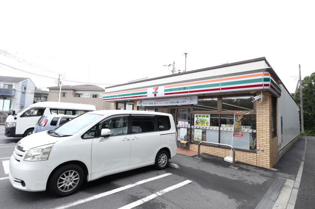 コンビニ　セブンイレブン（コンビニ）まで590m