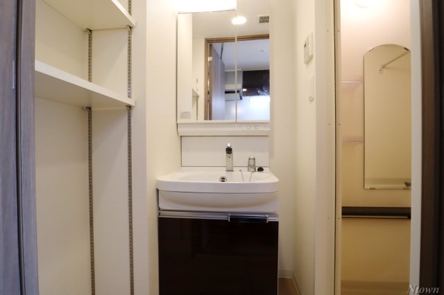 洗面設備　独立洗面台、朝の身支度には欠かせません