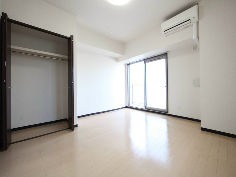 居室・リビング　洋室9.4帖　クローゼット付　エアコン完備　バルコニー