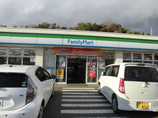 コンビニ　ファミリーマート茅ケ崎中島店（コンビニ）まで828m