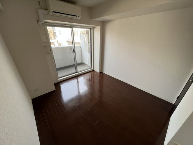 居室・リビング　エアコン付きで快適に過ごせます♪