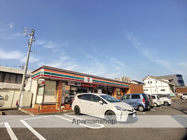 コンビニ　セブンイレブン（コンビニ）まで892m