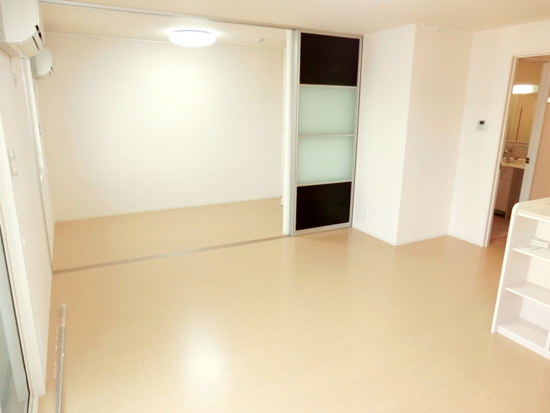 居室・リビング　エアコン付きの13.2帖のリビングです♪