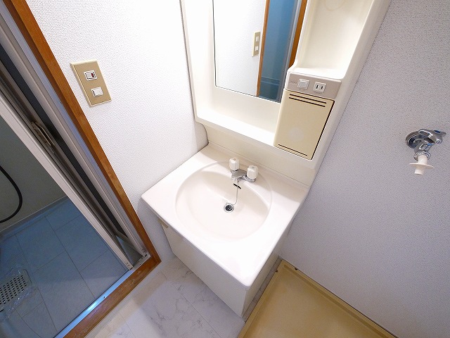 洗面設備　朝の支度にも助かる、独立の洗髪洗面化粧台