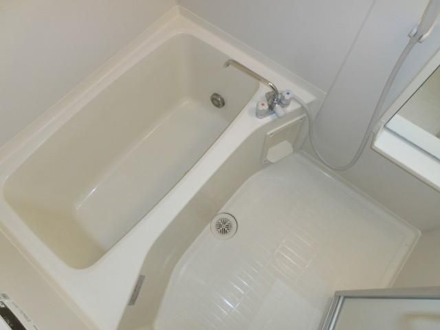 バス・シャワールーム　浴室は追い焚き機能あり