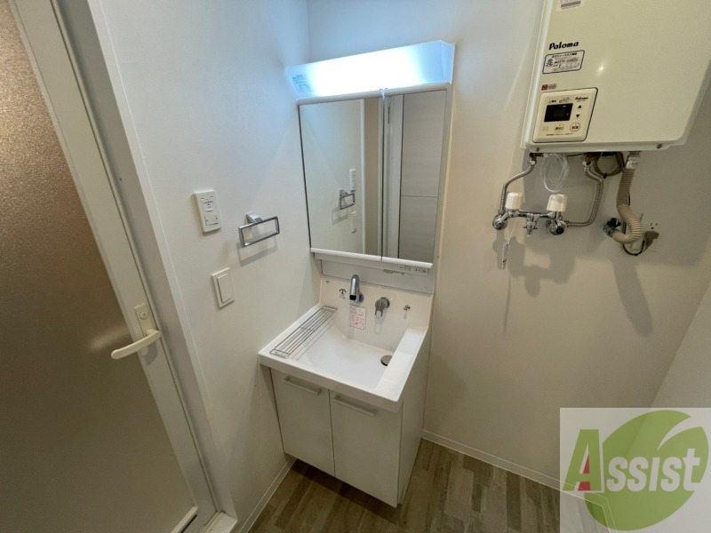 洗面設備　シャンプードレッサー。身支度はここでばっちりですね。