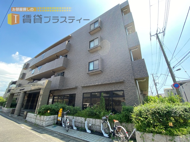 建物外観　どっしり構えるＲＣ造マンション。