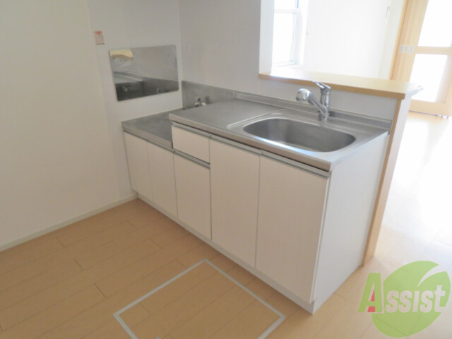 キッチン　キッチンはカウンター付きなので何かと使えそうですね。