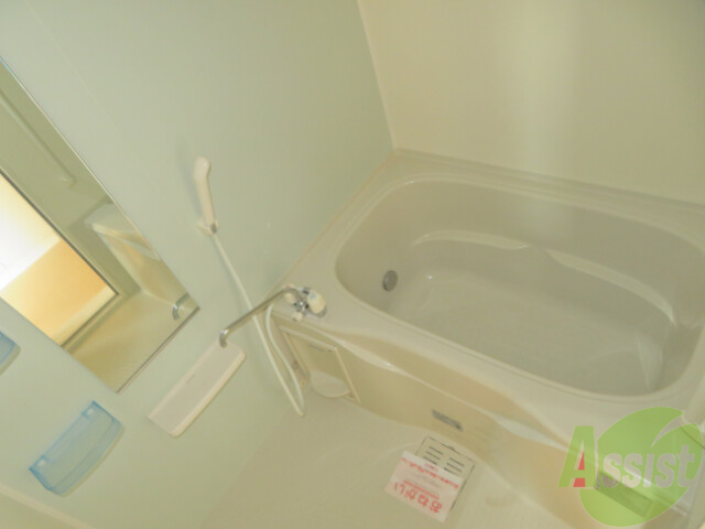 バス・シャワールーム　追い焚き機能付きの浴室でいつでも温かいお風呂に浸かれます。