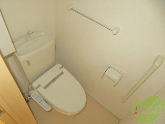 トイレ　トイレはウォシュレット付き、手すりもあるので安心ですね。