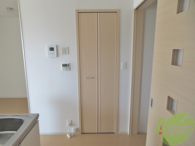 収納　居室に入ってすぐ右手にクローゼットがあります。