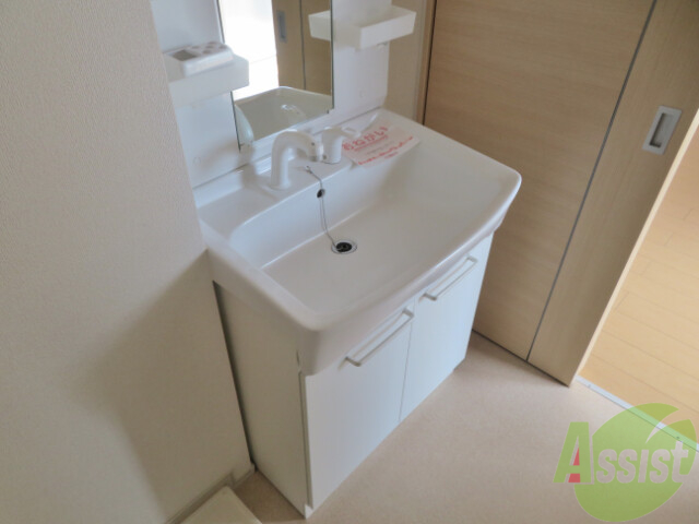 洗面設備　清潔感のある真っ白な独立洗面所です。大き目な印象です。