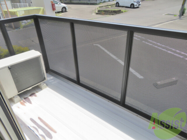 バルコニー　日当たりのいいバルコニーで、お洗濯物もすぐ乾きますね。