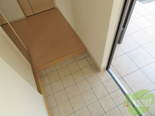 玄関　玄関部分は広く、鏡があるのでお出かけ前のチェックはここで！