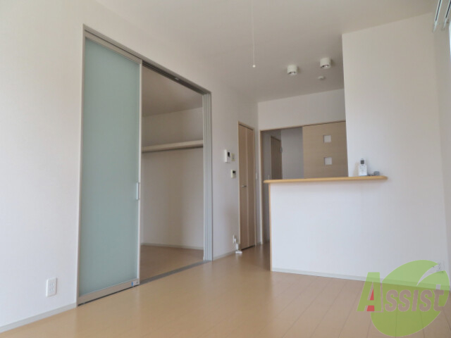 居室・リビング　温かみのある床、清潔感ある白い壁の居室です。