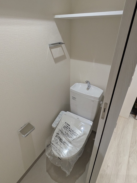 トイレ　同タイプ参考写真（配色形状等異なる場合があります）