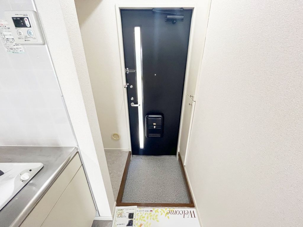 玄関　同物件別部屋写真