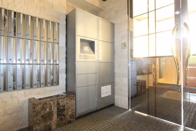 エントランス　いそがしい方に便利な宅配ボックス