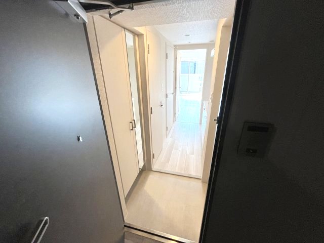 玄関　写真は他部屋の反転間取りとなっております。