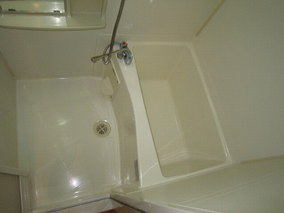 バス・シャワールーム　コンパクトで使いやすいお風呂です