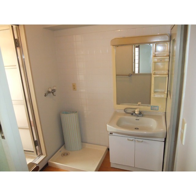 洗面設備　ゆったりとスペースのある洗面所