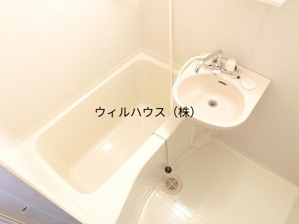 バス・シャワールーム　キレイにリフォームされています！