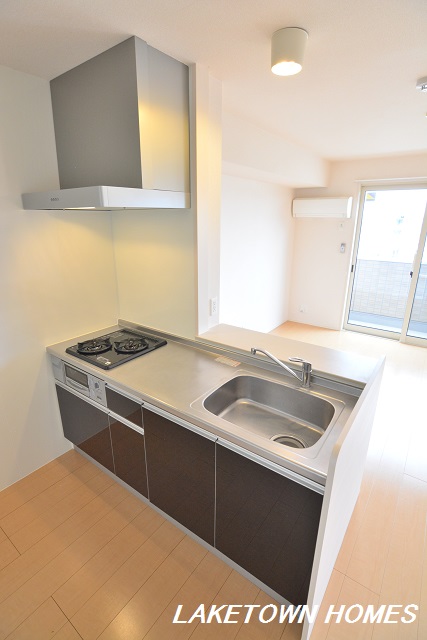 キッチン　２口コンロ・グリル付きの対面式システムキッチンです。