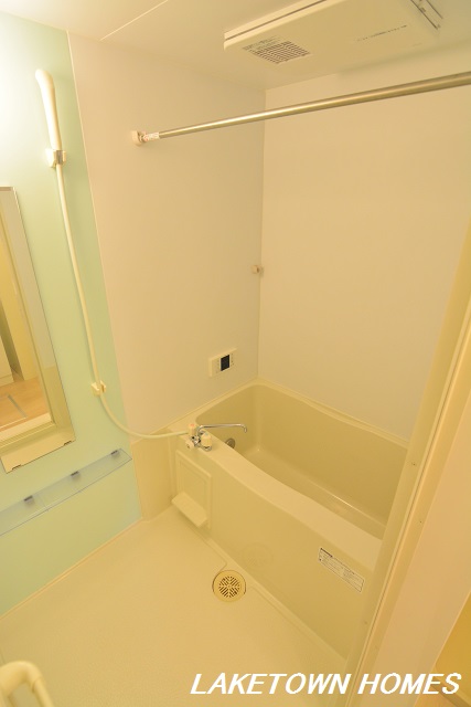 バス・シャワールーム　浴室換気乾燥・追い焚き給湯付きの広めの浴室です。